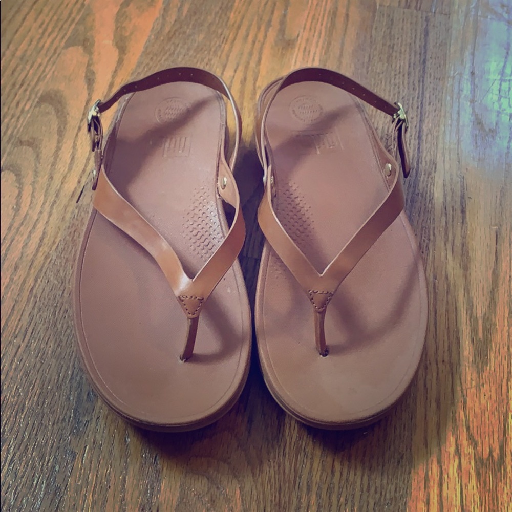 FitFlop Flip Leather Sandals in Caramel - size 7